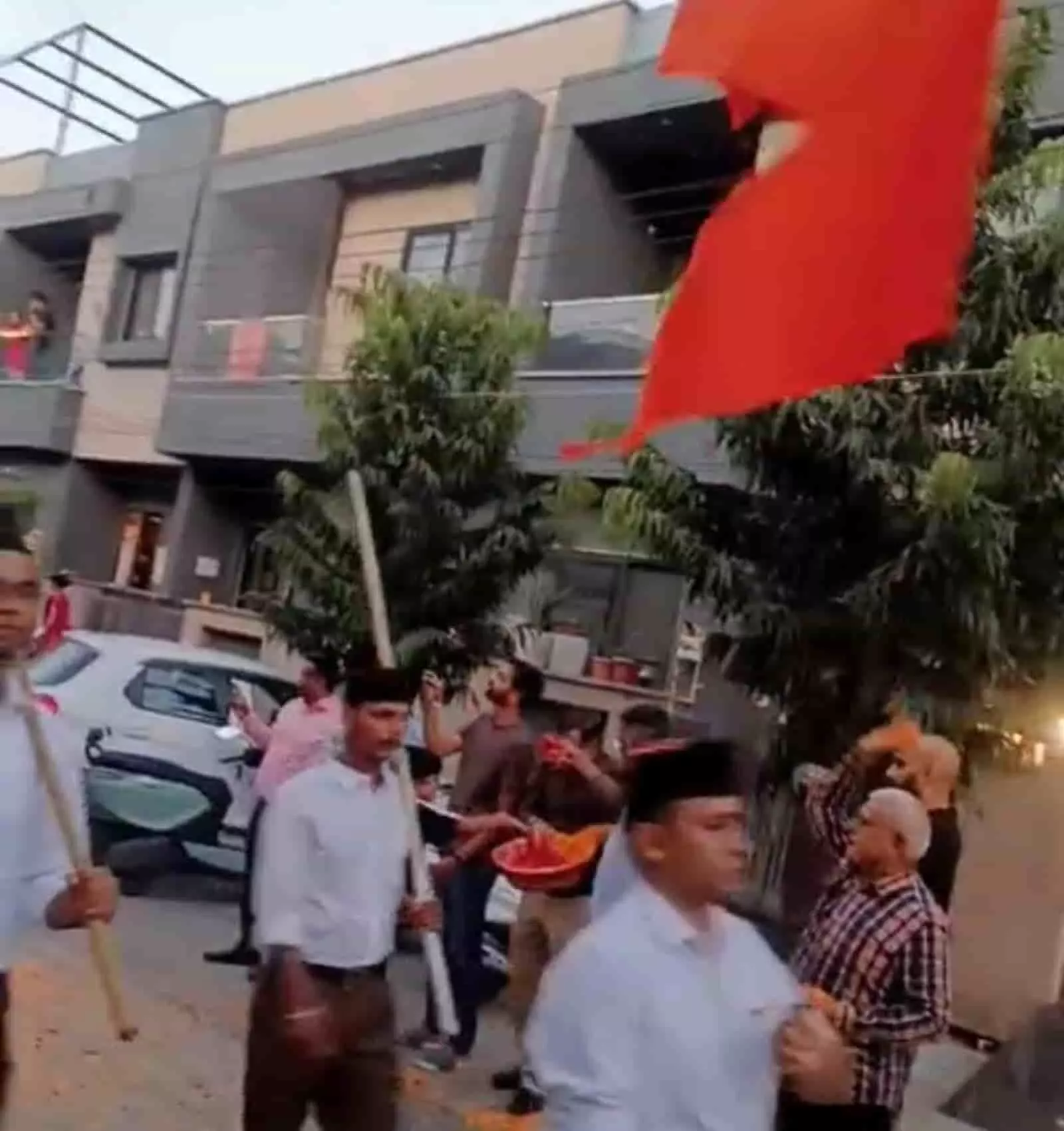 तस्वीर में कतारबद्ध आगे बढ़ते आरएसएस स्वयंसेवकों का नागरिक फूल बरसाकर अभिनंदन कर रहे हैं। तस्वीर में कतारबद्ध आगे बढ़ते आरएसएस स्वयंसेवकों का नागरिक फूल बरसाकर अभिनंदन कर रहे हैं।