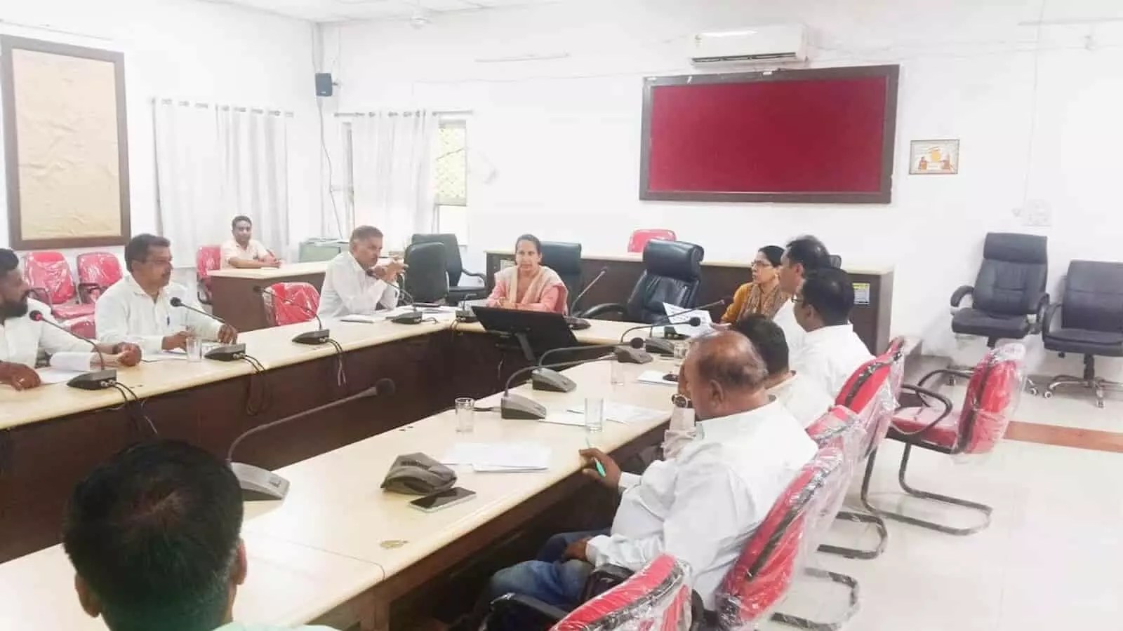 तस्वीर में कलेक्ट्रेट सभागार के गोल मेज पर बैठे अधिकारी और प्रतिनिधि बैठक में चर्चा कर रहे हैं। तस्वीर में कलेक्ट्रेट सभागार के गोल मेज पर बैठे अधिकारी और प्रतिनिधि बैठक में चर्चा कर रहे हैं।