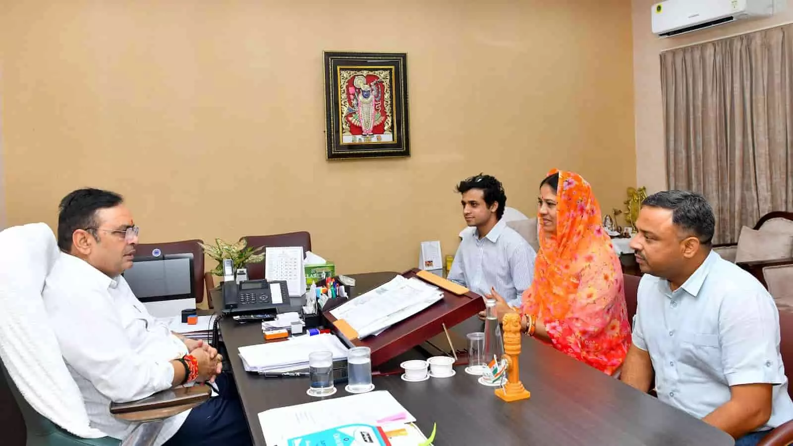 तस्वीर में दाईं ओर नारंगी दुपट्टे में महापौर जसवंत कंवर अन्य अधिकारियों संग मुख्यमंत्री भजनलाल शर्मा से वार्ता कर रही हैं। तस्वीर में दाईं ओर नारंगी दुपट्टे में महापौर जसवंत कंवर अन्य अधिकारियों संग मुख्यमंत्री भजनलाल शर्मा से वार्ता कर रही हैं।