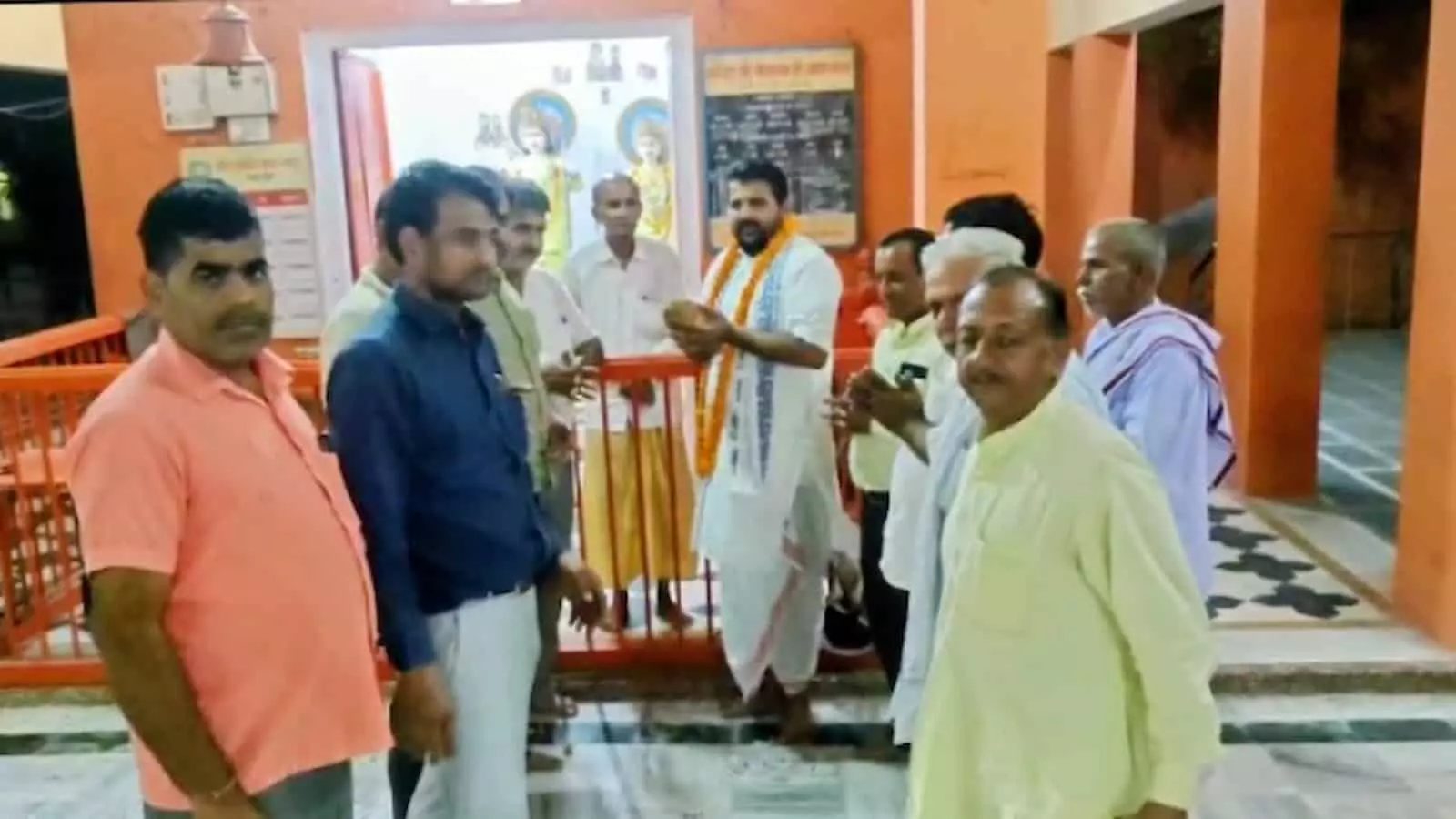 सीताराम मंदिर परिसर में आयोजित बैठक के दौरान समिति सदस्यों द्वारा पंडित दीपक कृष्ण शास्त्री को अनुष्ठान का निमंत्रण दिया गया। सीताराम मंदिर परिसर में आयोजित बैठक के दौरान समिति सदस्यों द्वारा पंडित दीपक कृष्ण शास्त्री को अनुष्ठान का निमंत्रण दिया गया।