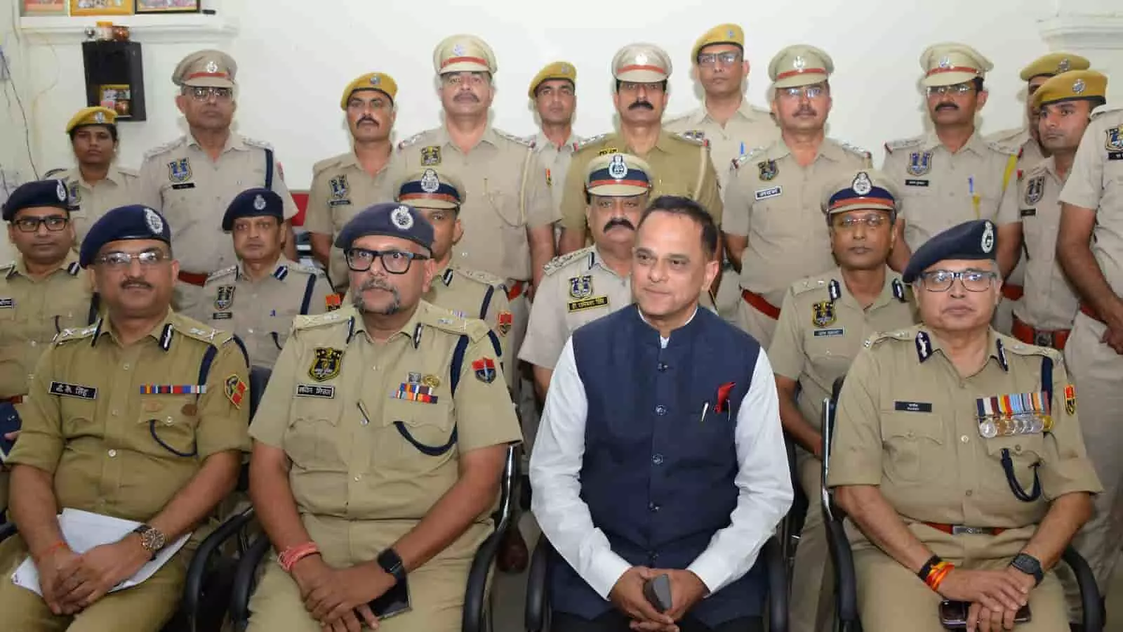 तस्वीर में मुख्य सचिव वी. श्रीनिवास और वरिष्ठ पुलिस अधिकारी जयपुर साइबर क्राइम थाने में मौजूद हैं। तस्वीर में मुख्य सचिव वी. श्रीनिवास और वरिष्ठ पुलिस अधिकारी जयपुर साइबर क्राइम थाने में मौजूद हैं।