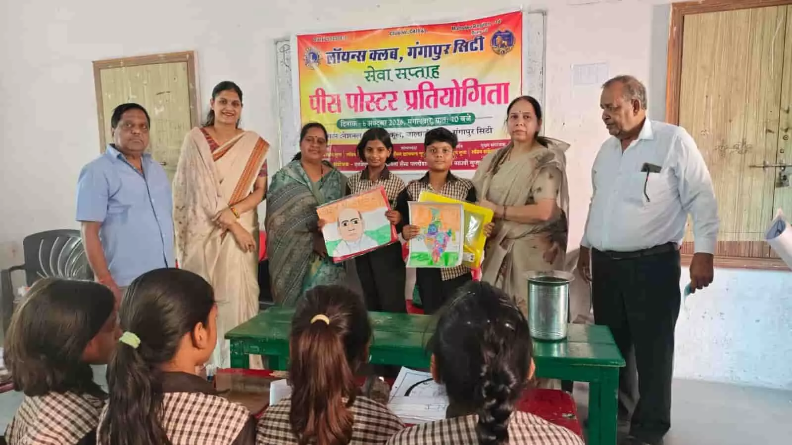 नोबेल पब्लिक स्कूल में आयोजित पीस पोस्टर प्रतियोगिता के दौरान छात्रों को पुरस्कृत करते लायंस क्लब के सदस्य। नोबेल पब्लिक स्कूल में आयोजित पीस पोस्टर प्रतियोगिता के दौरान छात्रों को पुरस्कृत करते लायंस क्लब के सदस्य।