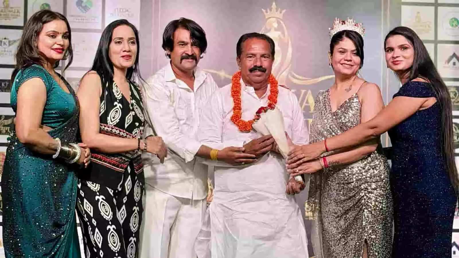 तस्वीर में बाएं से दाएं, प्रतिभागी और आयोजक फूलों की माला पहने अकबर खान को गुलदस्ता सौंपते नजर आ रहे हैं। तस्वीर में बाएं से दाएं, प्रतिभागी और आयोजक फूलों की माला पहने अकबर खान को गुलदस्ता सौंपते नजर आ रहे हैं।