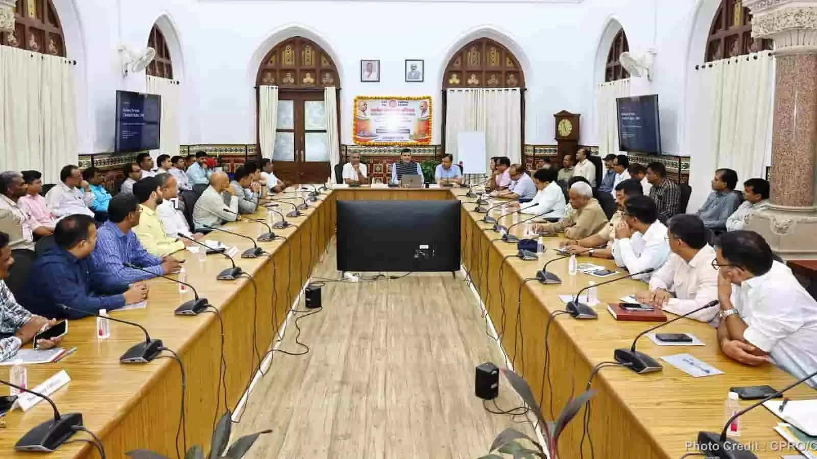 तस्वीर में दिख रही कॉन्फ्रेंस टेबल के आसपास बैठे रेलवे अधिकारी सेमिनार में चर्चा करते हुए। तस्वीर में दिख रही कॉन्फ्रेंस टेबल के आसपास बैठे रेलवे अधिकारी सेमिनार में चर्चा करते हुए।
