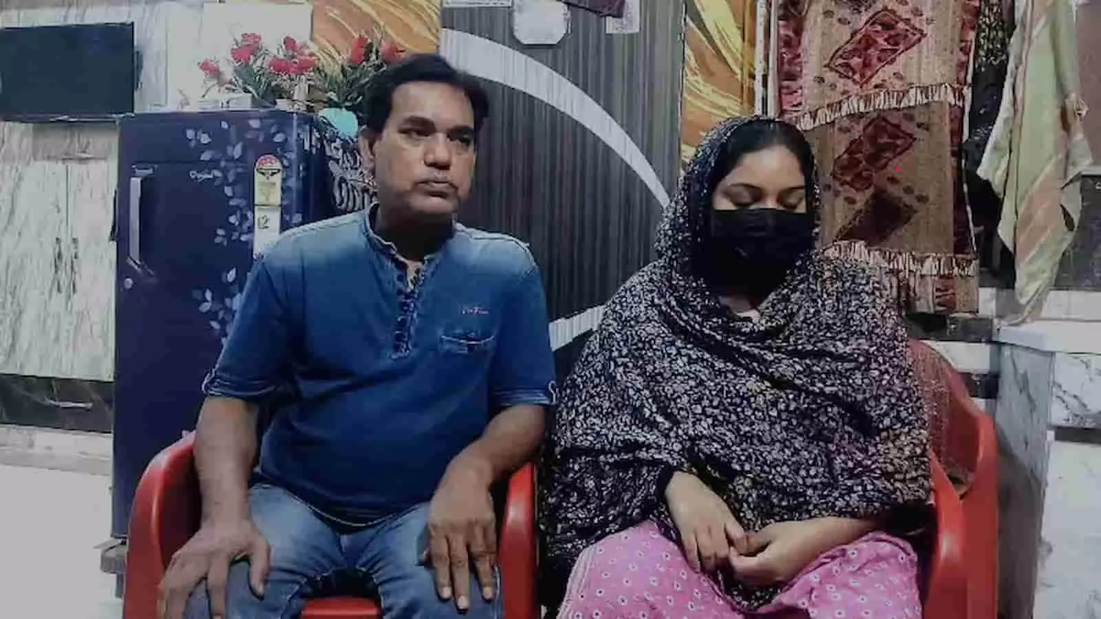 एटा में दहेज प्रताड़ना और तीन तलाक मामले में शिकायत दर्ज कराने के बाद बैठे पीड़िता और उसके पिता। एटा में दहेज प्रताड़ना और तीन तलाक मामले में शिकायत दर्ज कराने के बाद बैठे पीड़िता और उसके पिता।