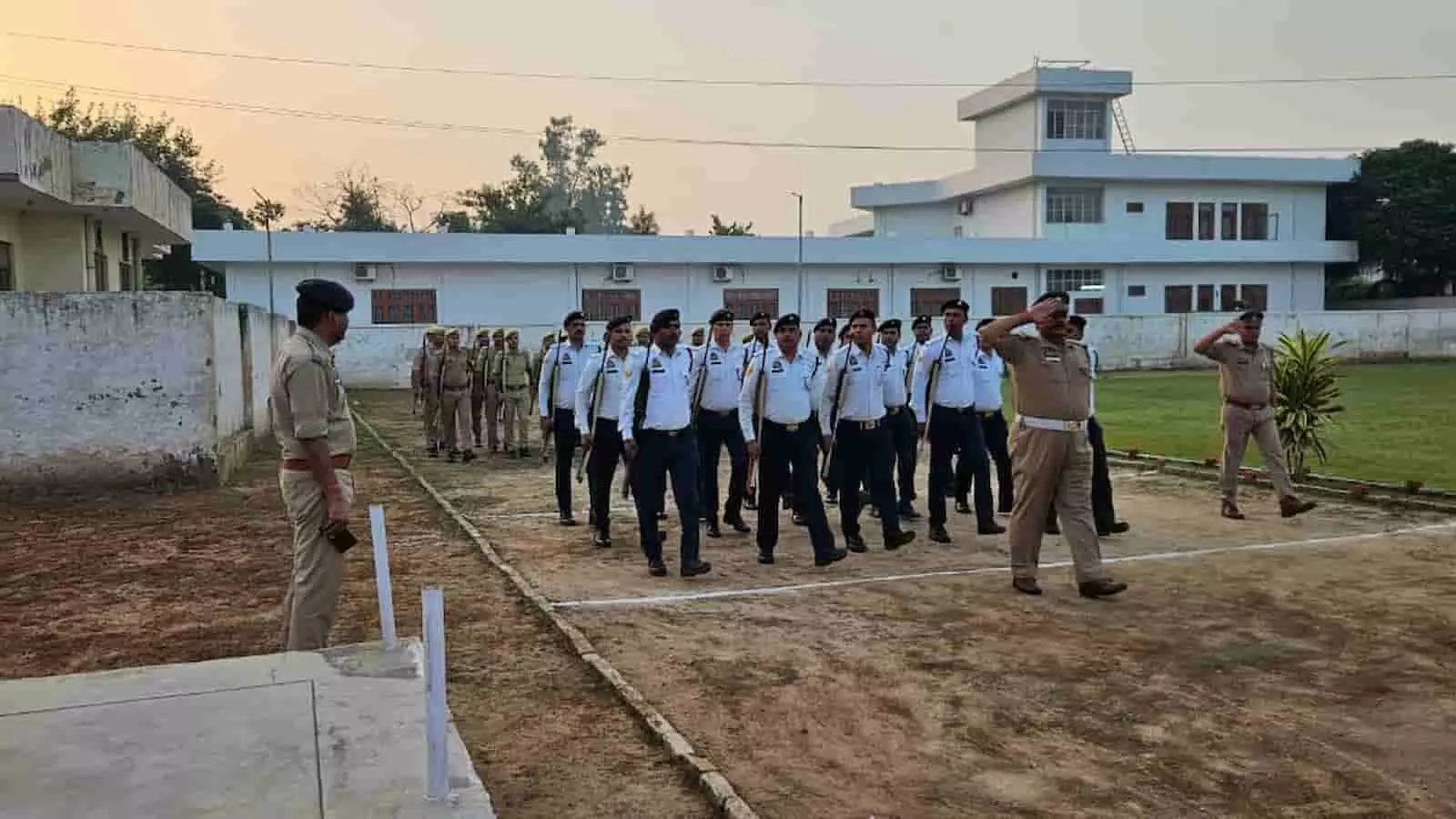 तस्वीर में दिख रही वर्दीधारी पुलिस टीम पुलिस लाइन मैदान में मार्च पास्ट करते हुए सलामी दे रही है। तस्वीर में दिख रही वर्दीधारी पुलिस टीम पुलिस लाइन मैदान में मार्च पास्ट करते हुए सलामी दे रही है।