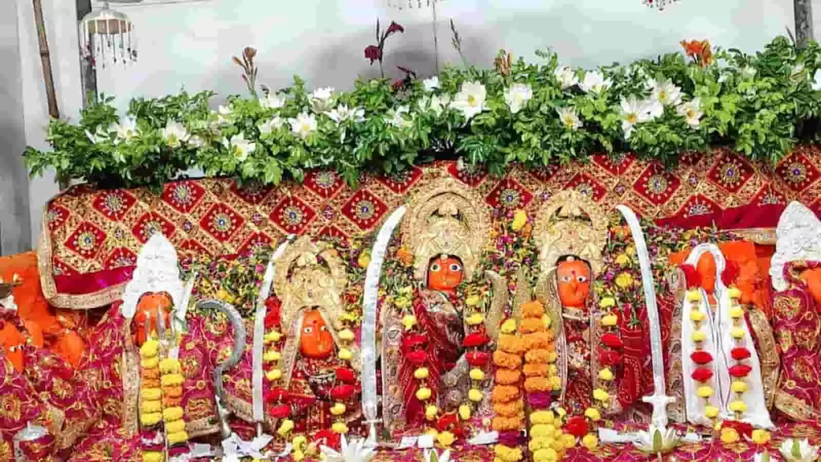 मंदिर के गर्भगृह में सजावट के साथ विराजमान देवी जोगणियां माताजी की प्रतिमाएं। मंदिर के गर्भगृह में सजावट के साथ विराजमान देवी जोगणियां माताजी की प्रतिमाएं।