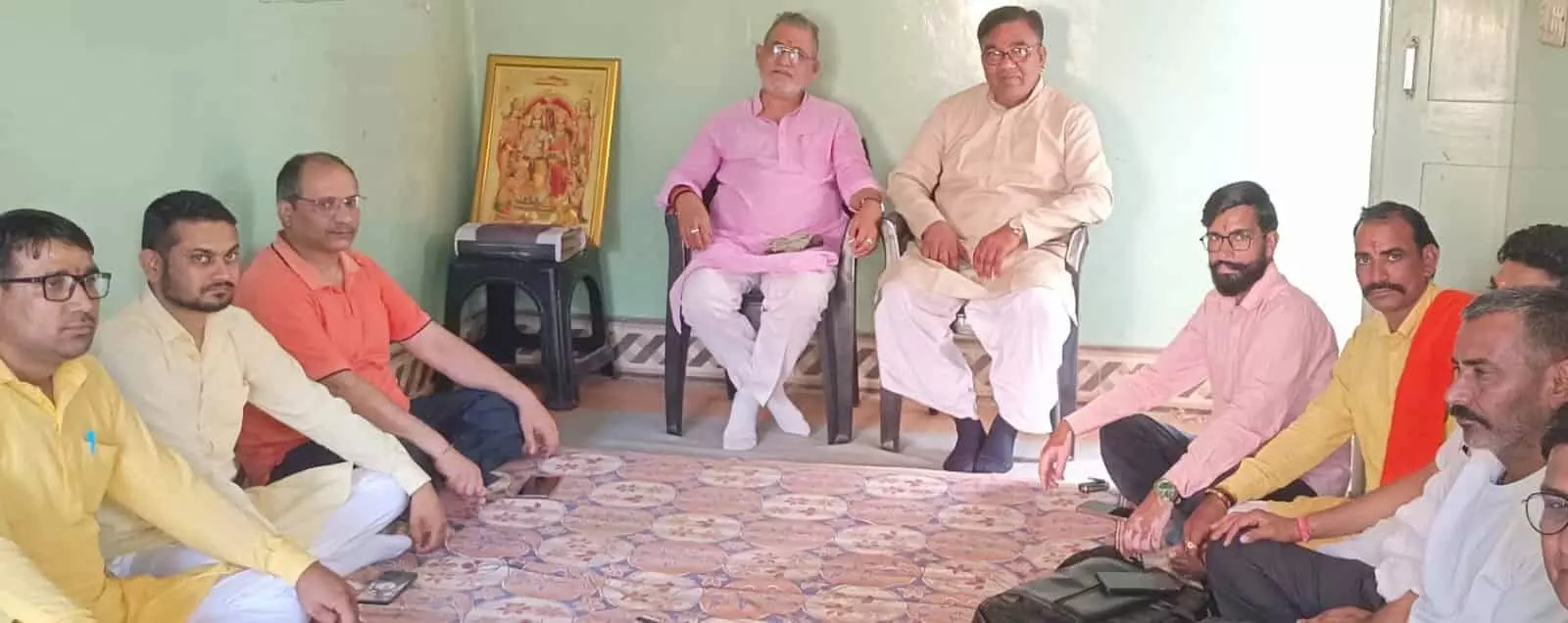 तस्वीर में दिख रही बैठक में फर्श और कुर्सियों पर बैठे सदस्य आपस में बातचीत कर रहे हैं। तस्वीर में दिख रही बैठक में फर्श और कुर्सियों पर बैठे सदस्य आपस में बातचीत कर रहे हैं।