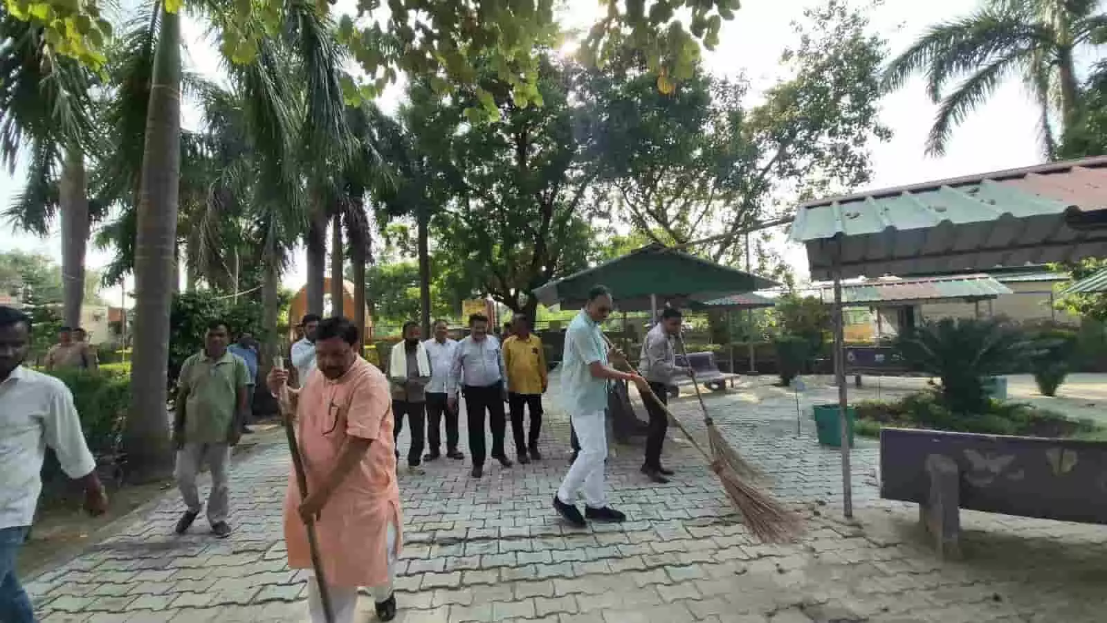 अलीगंज स्थित महाकाल मोक्ष आश्रम में स्वच्छता अभियान चलाते हुए सांसद, विधायक और अधिकारी। अलीगंज स्थित महाकाल मोक्ष आश्रम में स्वच्छता अभियान चलाते हुए सांसद, विधायक और अधिकारी।