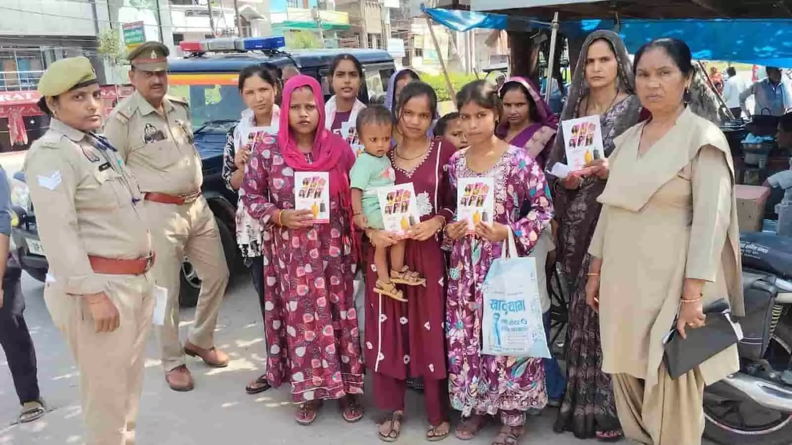 एटा में पुलिस कर्मियों के साथ खड़ी महिलाएं और बालिकाएं मिशन शक्ति अभियान के तहत जागरूकता पर्चे लिए हुए。 एटा में पुलिस कर्मियों के साथ खड़ी महिलाएं और बालिकाएं मिशन शक्ति अभियान के तहत जागरूकता पर्चे लिए हुए。