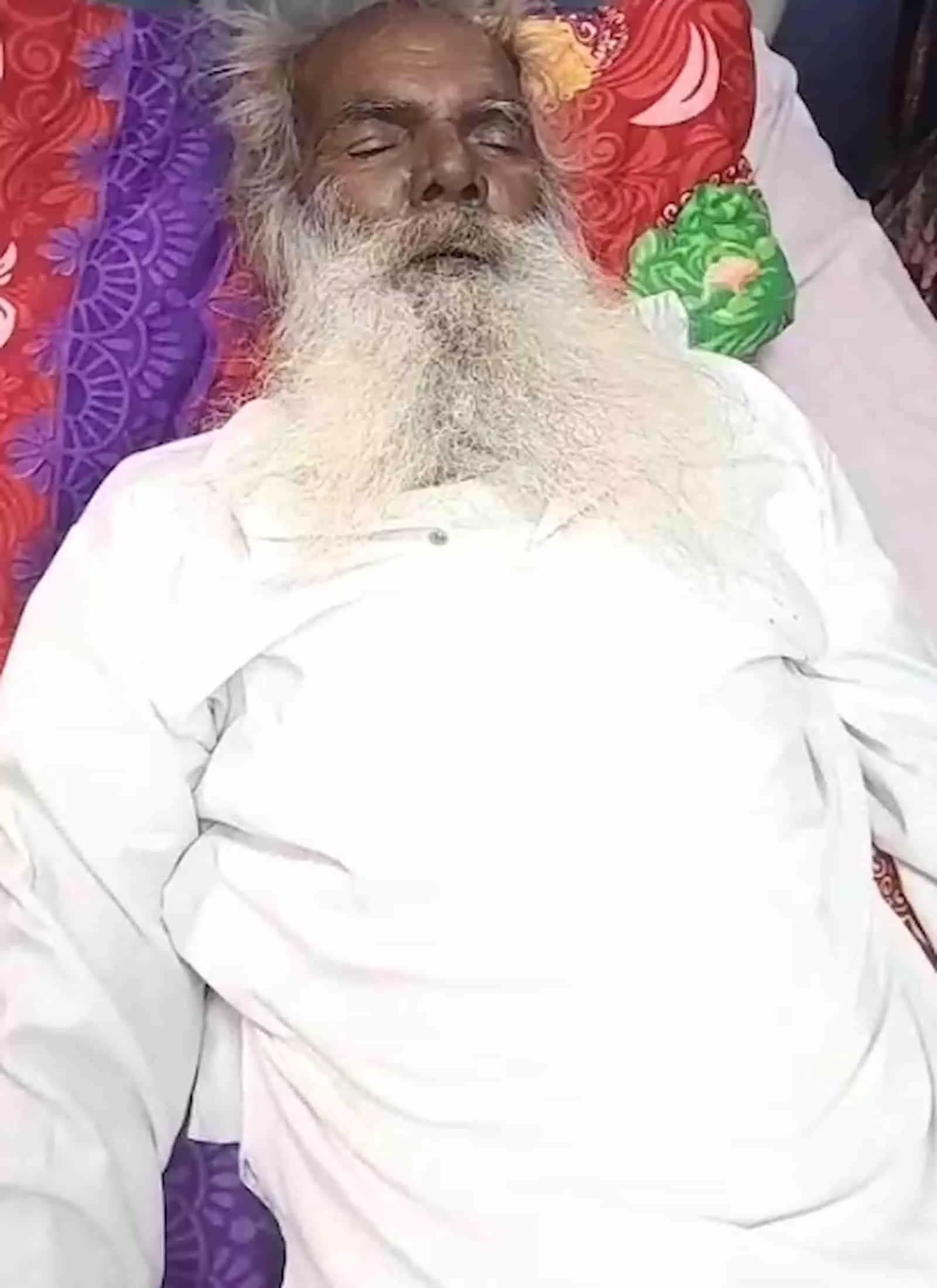 तस्वीर में दिख रहे बुजुर्ग व्यक्ति अस्पताल के बेड पर आंखें बंद किए बेसुध अवस्था में लेटे हैं। तस्वीर में दिख रहे बुजुर्ग व्यक्ति अस्पताल के बेड पर आंखें बंद किए बेसुध अवस्था में लेटे हैं।