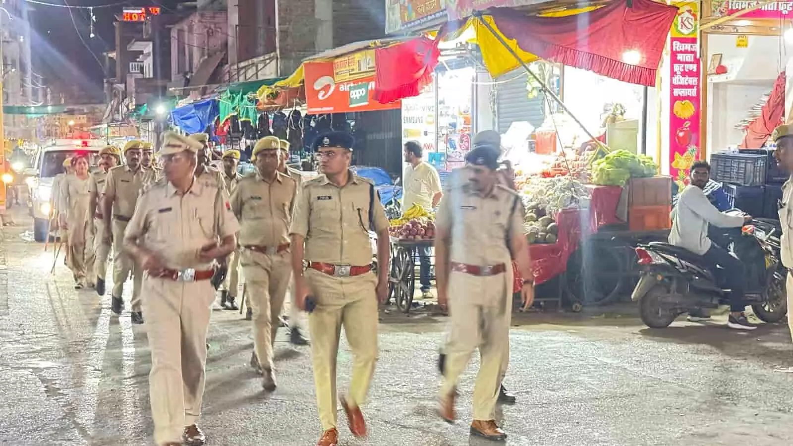 तस्वीर में सिरोही एसपी डॉ. अजेय सिंह राठौड़ पुलिस जवानों के साथ शहर की सुरक्षा व्यवस्था का जायजा लेते दिख रहे हैं। तस्वीर में सिरोही एसपी डॉ. अजेय सिंह राठौड़ पुलिस जवानों के साथ शहर की सुरक्षा व्यवस्था का जायजा लेते दिख रहे हैं।