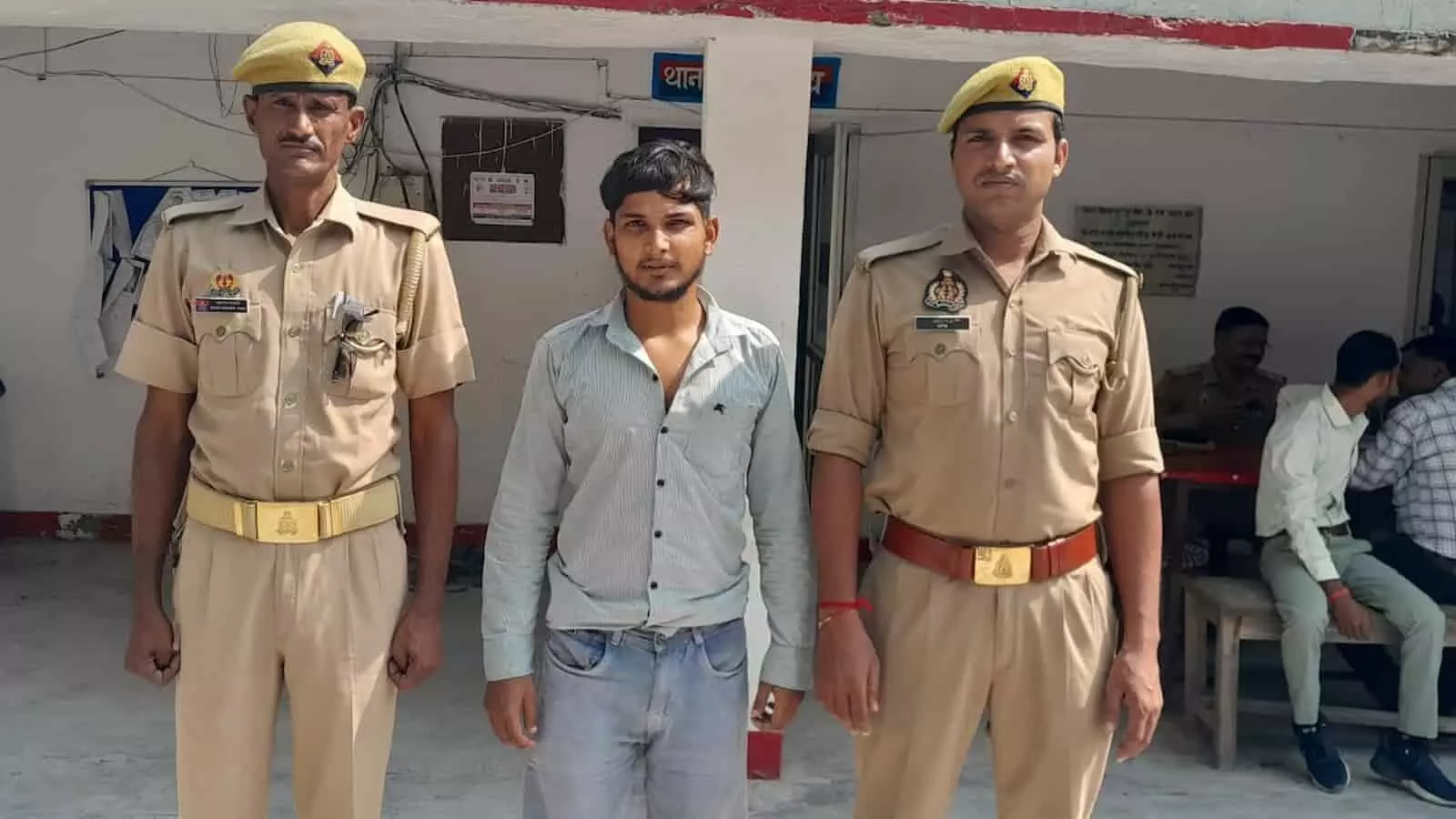 थाने के प्रांगण में पुलिस कर्मियों के साथ खड़े गिरफ्तार अभियुक्त अतुल कुमार का दृश्य। थाने के प्रांगण में पुलिस कर्मियों के साथ खड़े गिरफ्तार अभियुक्त अतुल कुमार का दृश्य।