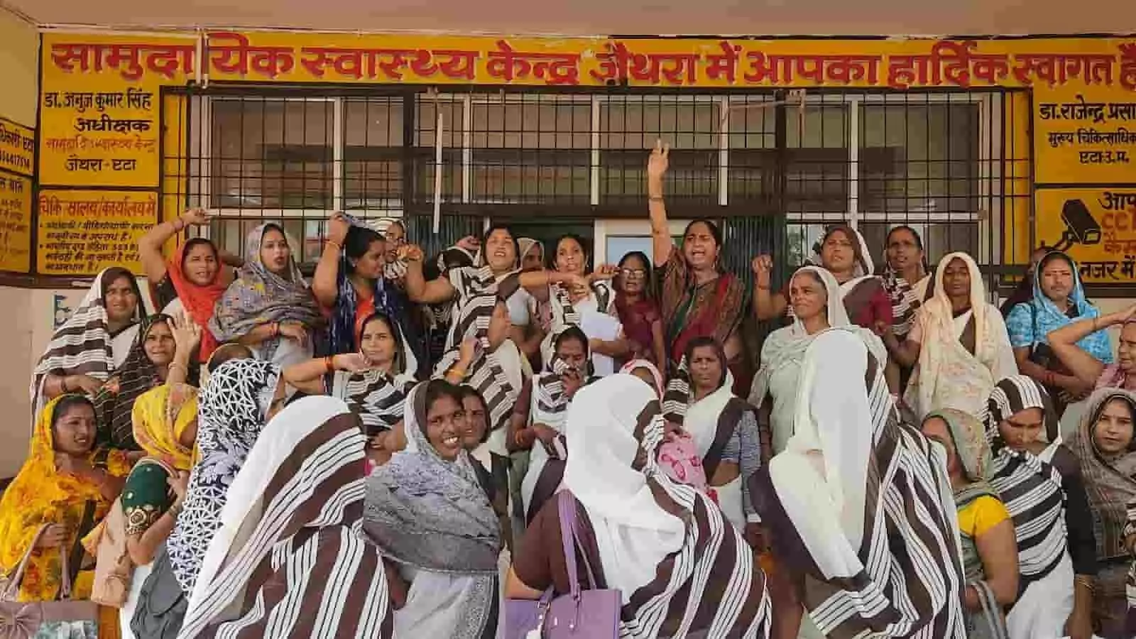 सामुदायिक स्वास्थ्य केंद्र के बाहर मानदेय बढ़ाने की मांग को लेकर प्रदर्शन करती हुईं आशा कार्यकर्ता। सामुदायिक स्वास्थ्य केंद्र के बाहर मानदेय बढ़ाने की मांग को लेकर प्रदर्शन करती हुईं आशा कार्यकर्ता।