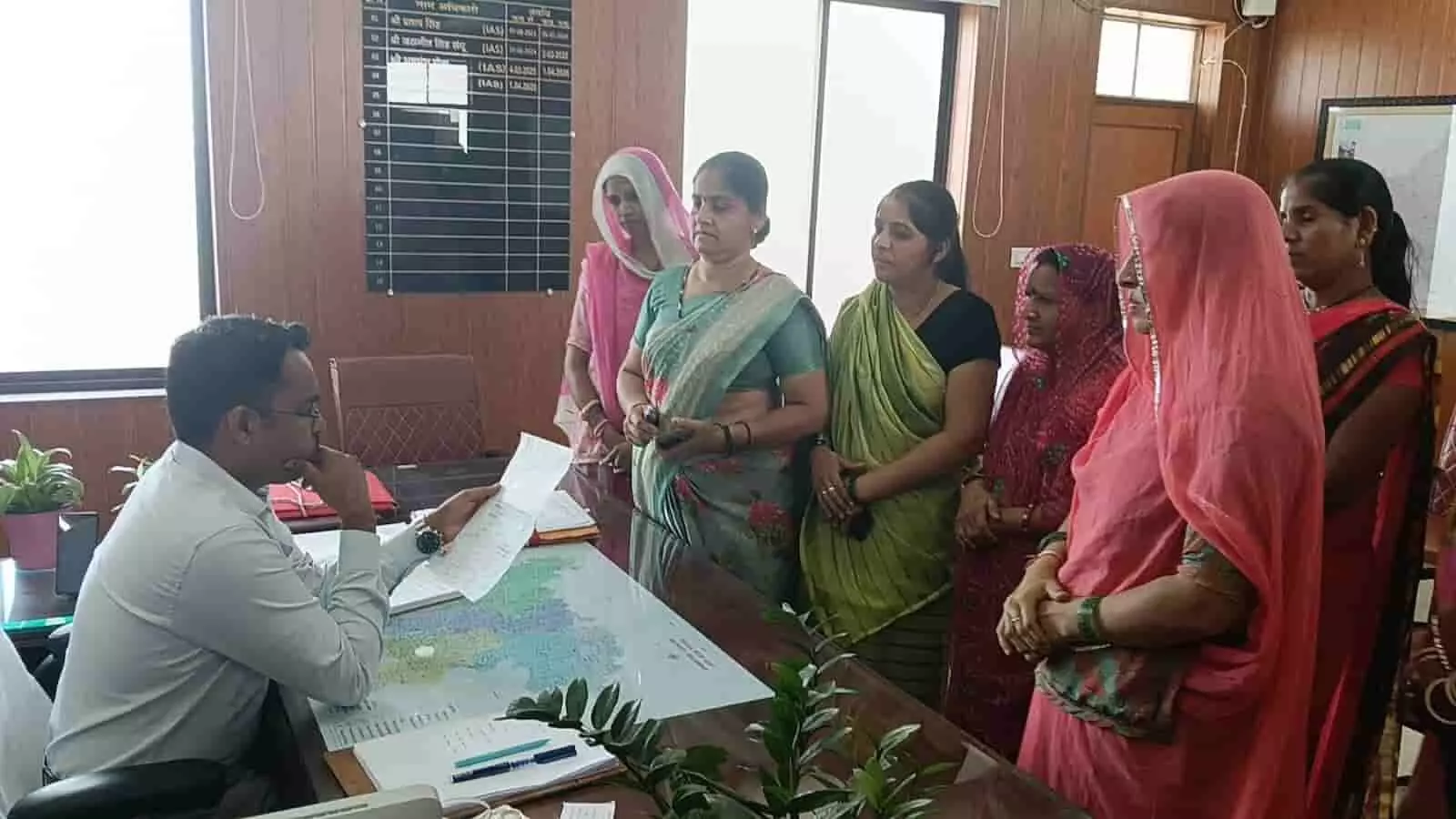 तस्वीर में कार्यालय कक्ष के अंदर अधिकारी को लिखित पत्र सौंपतीं और बातचीत करतीं स्थानीय महिलाएं। तस्वीर में कार्यालय कक्ष के अंदर अधिकारी को लिखित पत्र सौंपतीं और बातचीत करतीं स्थानीय महिलाएं।