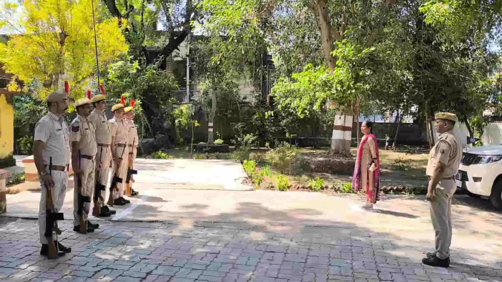 तस्वीर में बायीं ओर खड़े पुलिस गार्ड और दायीं ओर मौजूद महिला अधिकारी व जेल कर्मी दिख रहे हैं। तस्वीर में बायीं ओर खड़े पुलिस गार्ड और दायीं ओर मौजूद महिला अधिकारी व जेल कर्मी दिख रहे हैं।