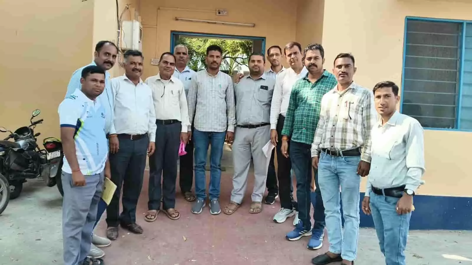 तस्वीर में झाड़ोल शिक्षा कार्यालय परिसर के बाहर खड़े राष्ट्रीय शैक्षिक महासंघ के सदस्य समूह में नजर आ रहे हैं। तस्वीर में झाड़ोल शिक्षा कार्यालय परिसर के बाहर खड़े राष्ट्रीय शैक्षिक महासंघ के सदस्य समूह में नजर आ रहे हैं।