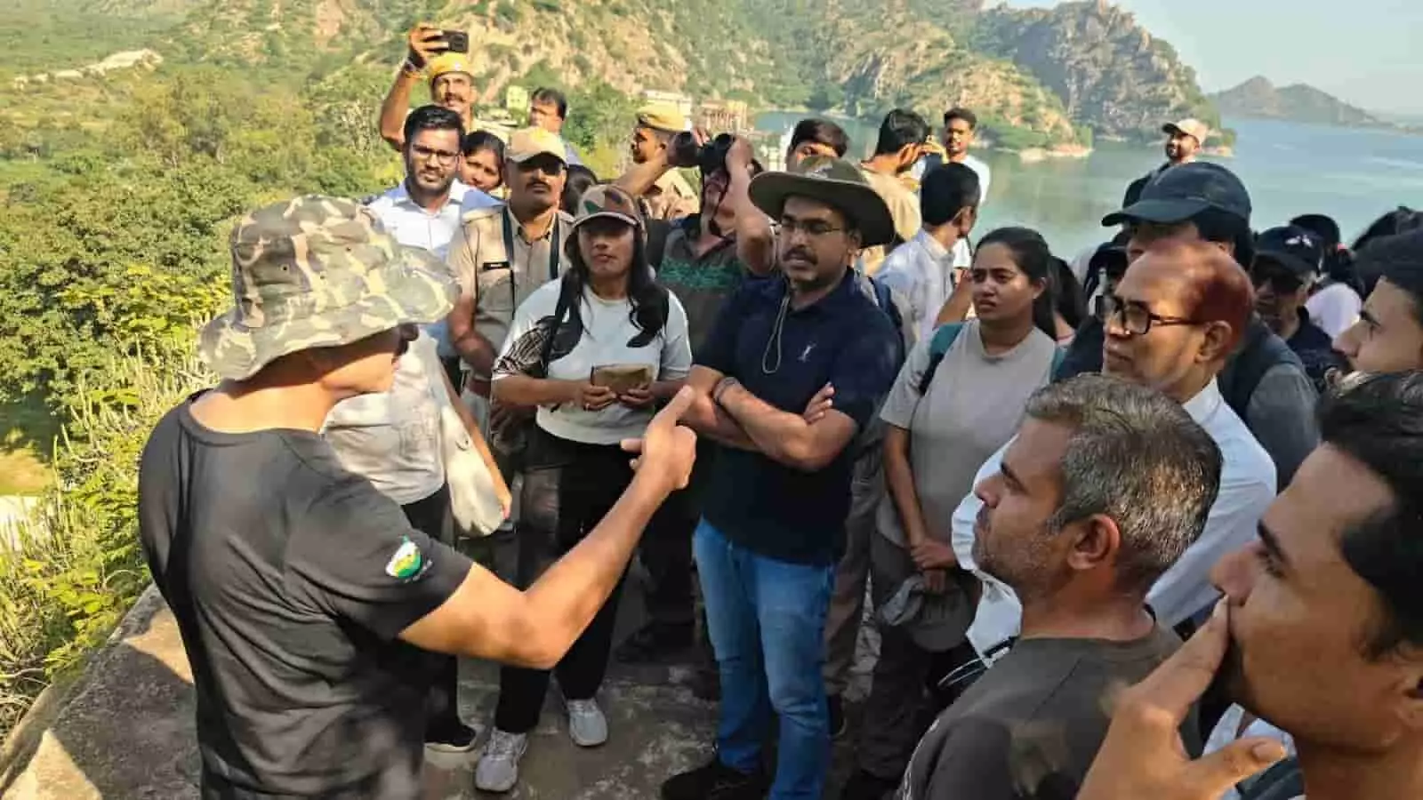 तस्वीर में दिख रही प्राकृतिक पहाड़ी और झील के पास विशेषज्ञ प्रतिभागियों को संबोधित कर रहे हैं। तस्वीर में दिख रही प्राकृतिक पहाड़ी और झील के पास विशेषज्ञ प्रतिभागियों को संबोधित कर रहे हैं।