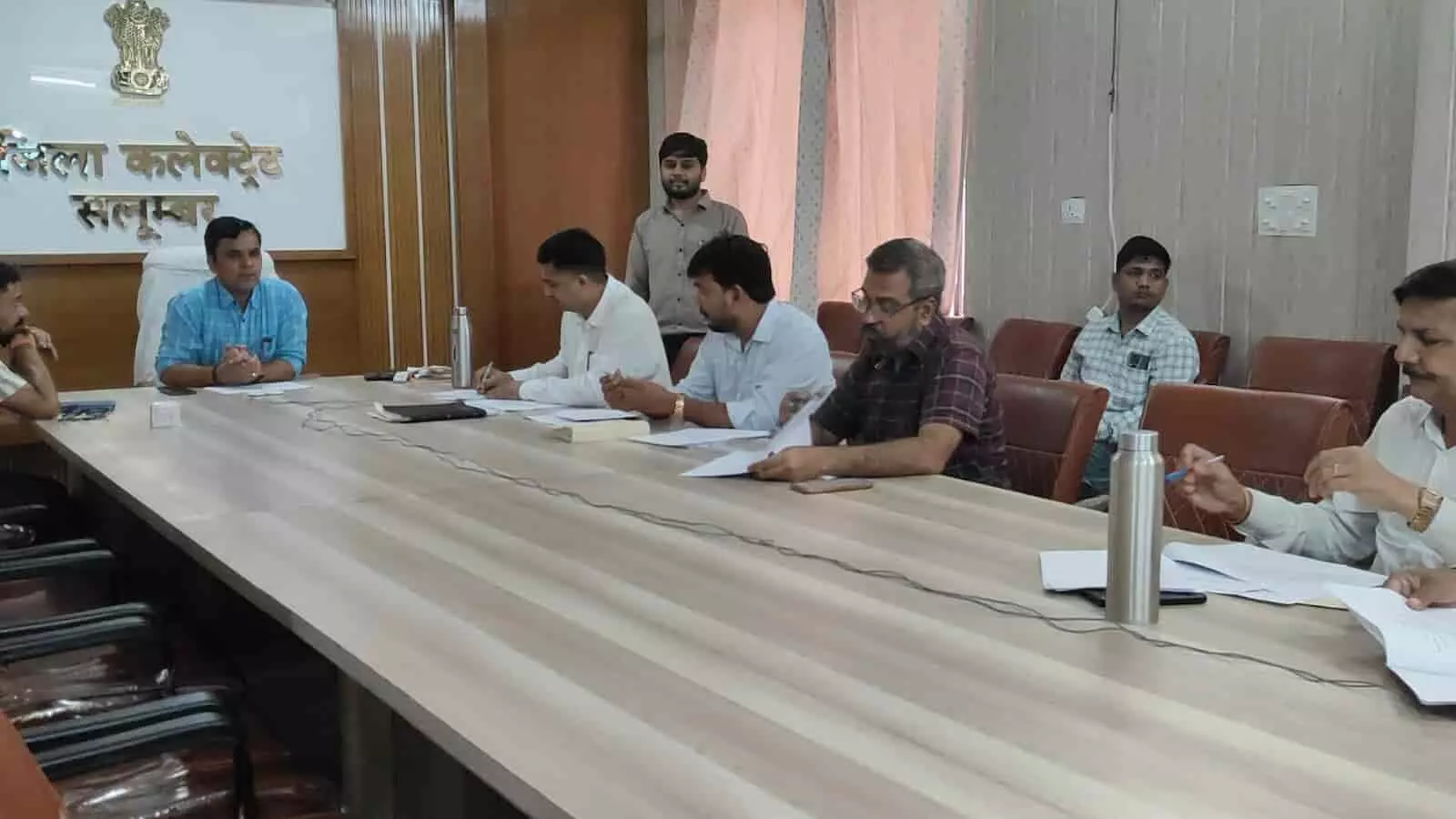 तस्वीर में सलूंबर कलेक्ट्रेट सभागार में टेबल के चारों ओर बैठकर बैठक करते अधिकारी। तस्वीर में सलूंबर कलेक्ट्रेट सभागार में टेबल के चारों ओर बैठकर बैठक करते अधिकारी।