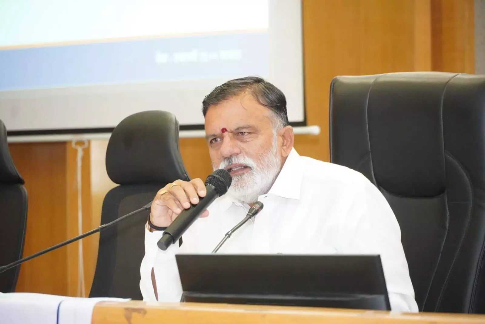 तस्वीर में नाशिक के सांसद राजाभाऊ वाजे माइक पर बोलते हुए नजर आ रहे हैं। तस्वीर में नाशिक के सांसद राजाभाऊ वाजे माइक पर बोलते हुए नजर आ रहे हैं।