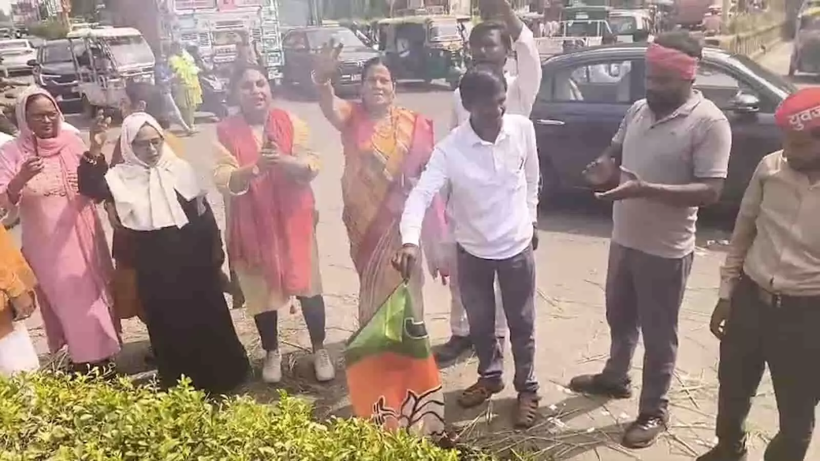 चौकी चौराहे पर एसआईआर के विरोध में प्रदर्शन के दौरान पुतला जलाते हुए समाजवादी पार्टी के कार्यकर्ता। चौकी चौराहे पर एसआईआर के विरोध में प्रदर्शन के दौरान पुतला जलाते हुए समाजवादी पार्टी के कार्यकर्ता।