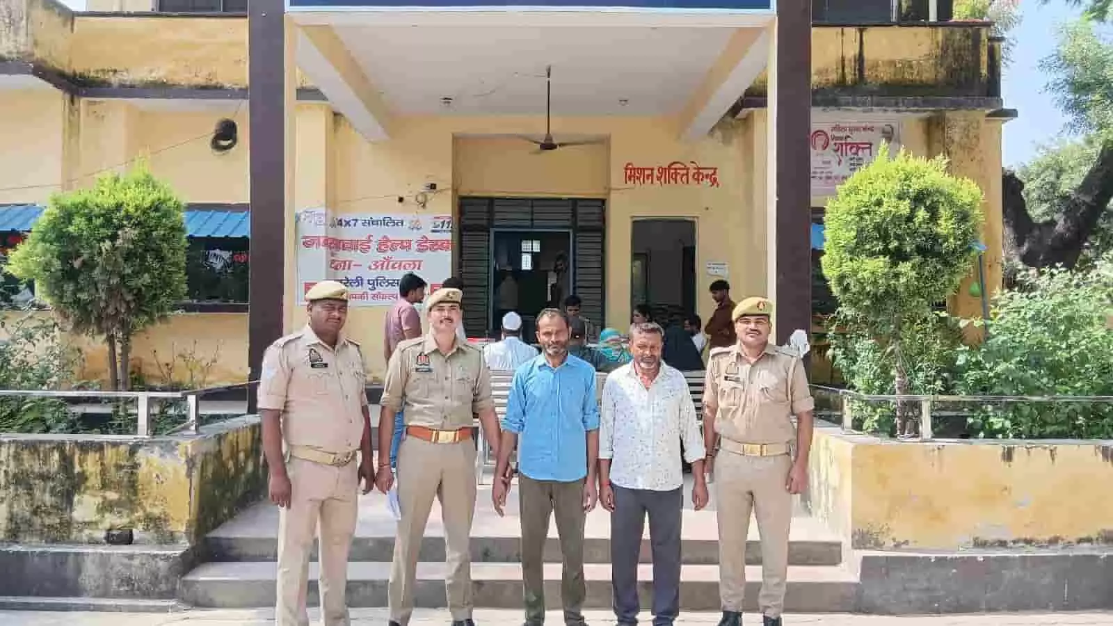 थाना परिसर में पुलिस सुरक्षा के बीच खड़े श्याम सिंह हत्याकांड के गिरफ्तार किए गए दोनों आरोपी। थाना परिसर में पुलिस सुरक्षा के बीच खड़े श्याम सिंह हत्याकांड के गिरफ्तार किए गए दोनों आरोपी।