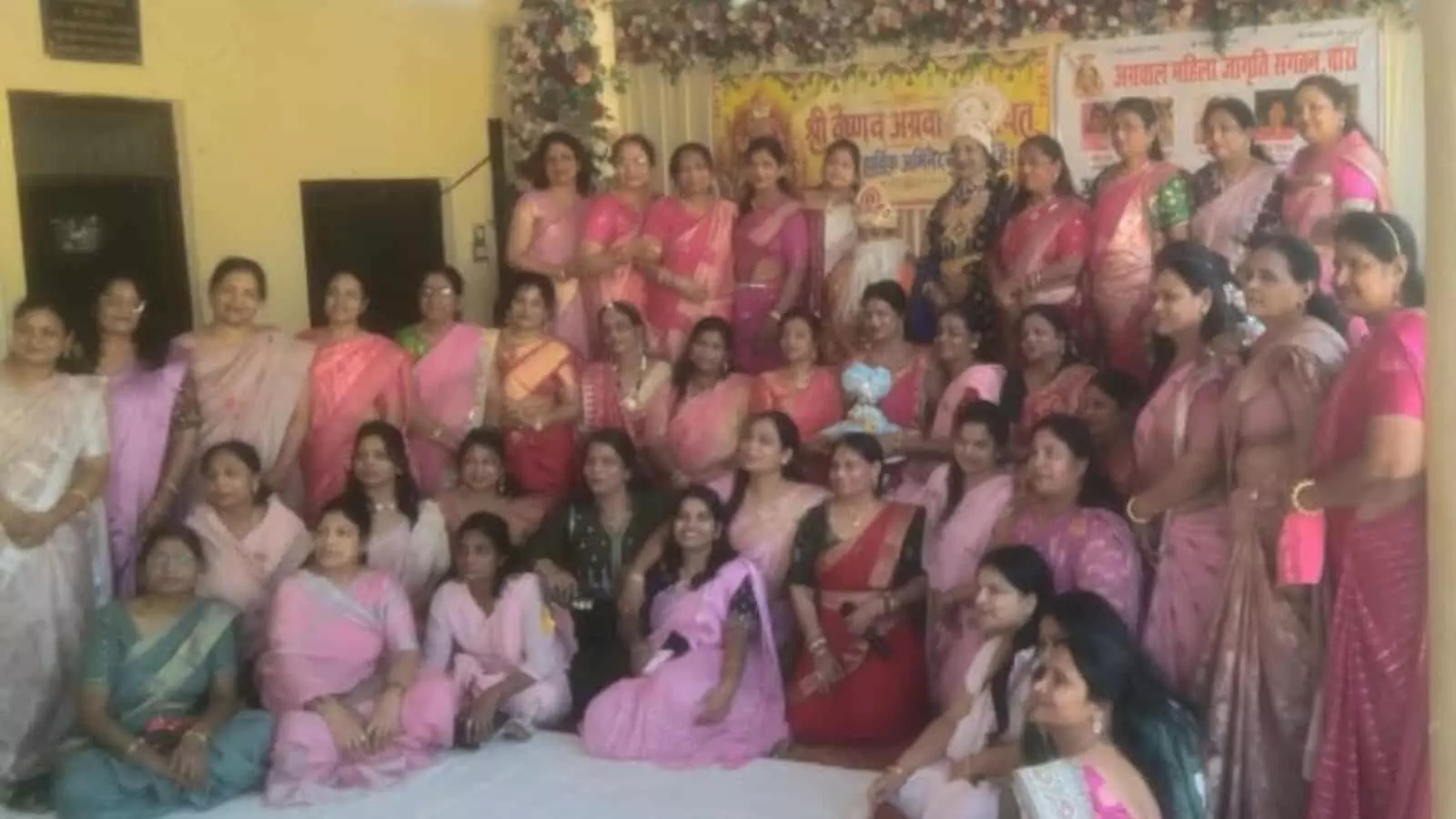 तस्वीर में दिख रही महिलाएं बारां के एक हॉल में बैनर के सामने एक साथ समूह में पोज दे रही हैं। तस्वीर में दिख रही महिलाएं बारां के एक हॉल में बैनर के सामने एक साथ समूह में पोज दे रही हैं।