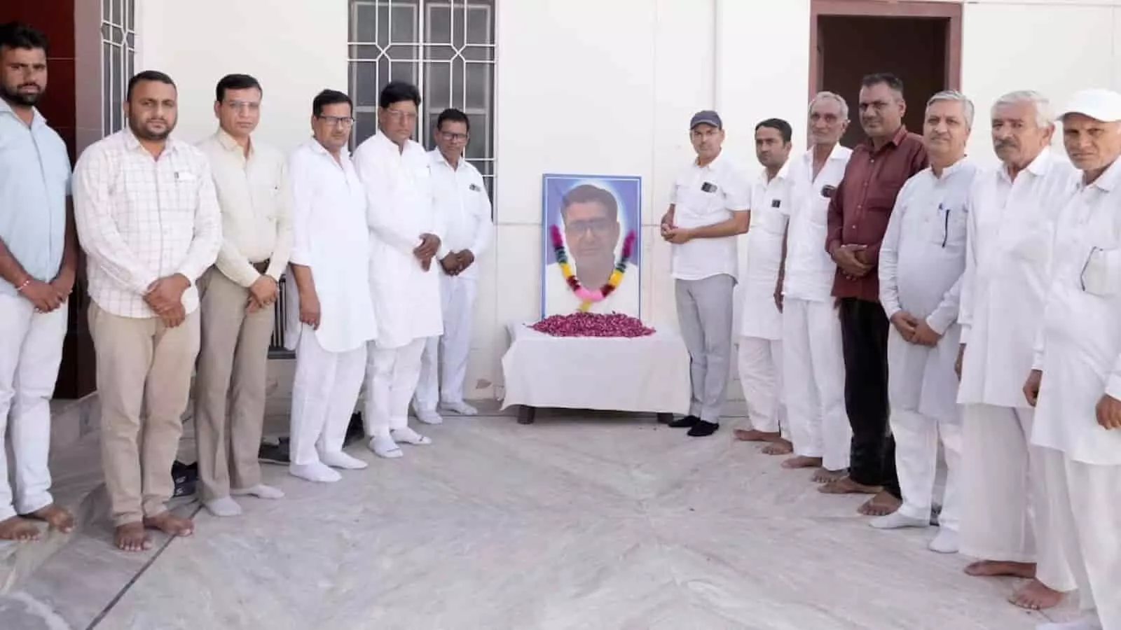 तस्वीर में लोग स्व. बाबूलाल खाती के चित्र के पास खड़े होकर श्रद्धांजलि अर्पित कर रहे हैं। तस्वीर में लोग स्व. बाबूलाल खाती के चित्र के पास खड़े होकर श्रद्धांजलि अर्पित कर रहे हैं।