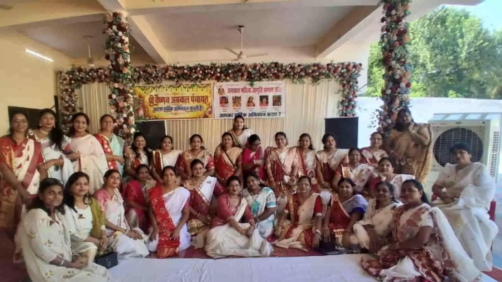 तस्वीर में बारां में आयोजित कार्यक्रम के दौरान महिलाएं बैनर के सामने एक साथ बैठी हैं। तस्वीर में बारां में आयोजित कार्यक्रम के दौरान महिलाएं बैनर के सामने एक साथ बैठी हैं।