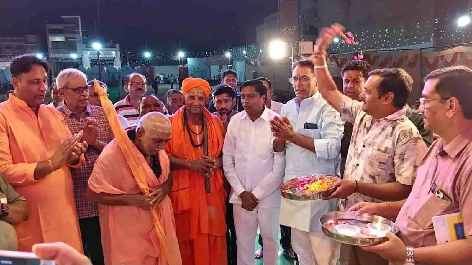 तस्वीर में संत, विधायक और अतिथि नोहर में रामलीला के शुभारंभ समारोह में भाग लेते हुए दिख रहे हैं। तस्वीर में संत, विधायक और अतिथि नोहर में रामलीला के शुभारंभ समारोह में भाग लेते हुए दिख रहे हैं।