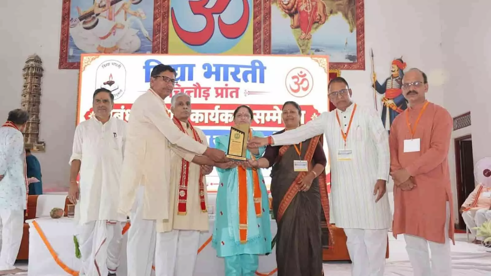 विद्या भारती प्रान्त सम्मेलन के समापन सत्र में उदयपुर में सम्मानित होने वाले कार्यकर्ता और अतिथिगण। विद्या भारती प्रान्त सम्मेलन के समापन सत्र में उदयपुर में सम्मानित होने वाले कार्यकर्ता और अतिथिगण।