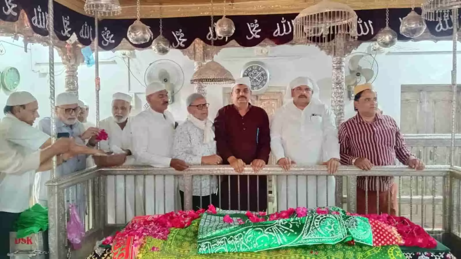 तस्वीर में इंसाफ अली आज़ाद और अन्य लोग दीवाना शाह दरगाह पर चादर और फूल पेश करते दिख रहे हैं। तस्वीर में इंसाफ अली आज़ाद और अन्य लोग दीवाना शाह दरगाह पर चादर और फूल पेश करते दिख रहे हैं।