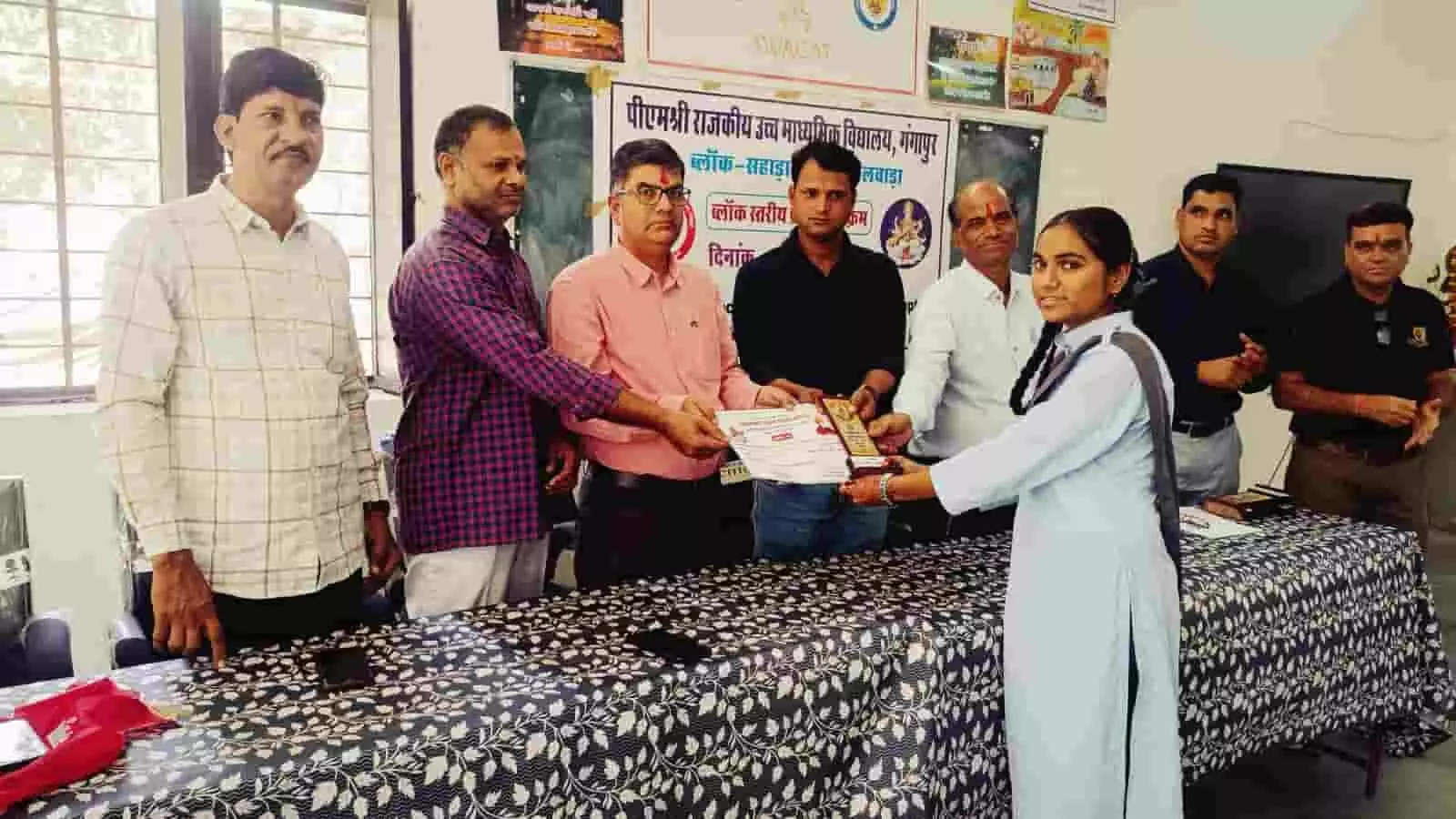 तस्वीर में दिख रही छात्रा अतिथियों से स्मृति चिह्न और प्रमाण पत्र प्राप्त कर रही है। तस्वीर में दिख रही छात्रा अतिथियों से स्मृति चिह्न और प्रमाण पत्र प्राप्त कर रही है।