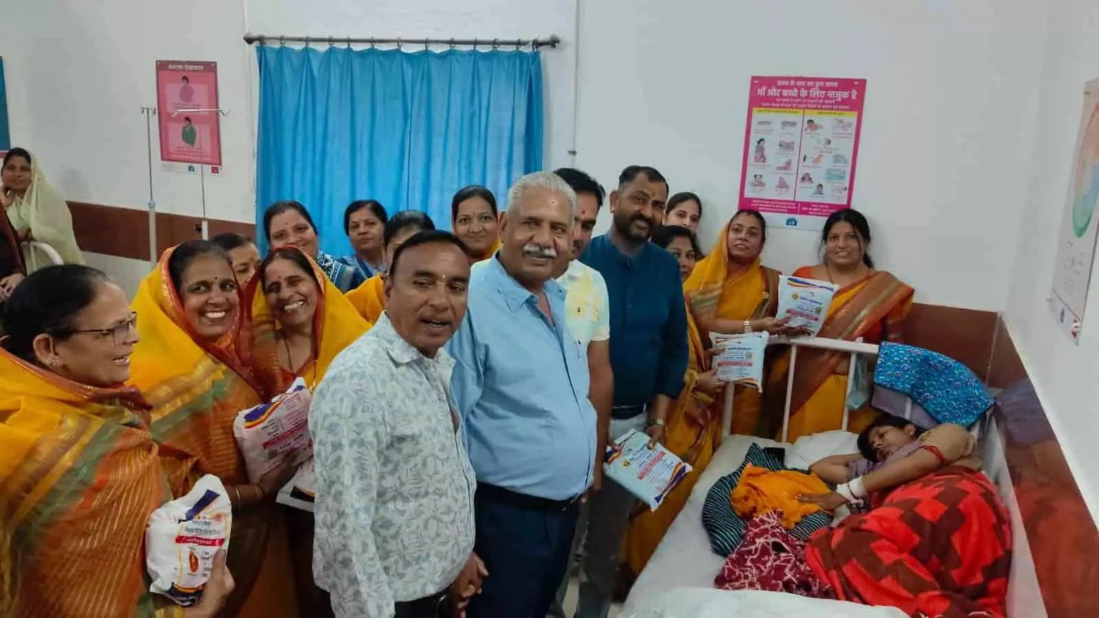 तस्वीर में स्वास्थ्य केंद्र में माताओं को बेबी किट वितरित करते हुए लोग दिखाई दे रहे हैं। तस्वीर में स्वास्थ्य केंद्र में माताओं को बेबी किट वितरित करते हुए लोग दिखाई दे रहे हैं।