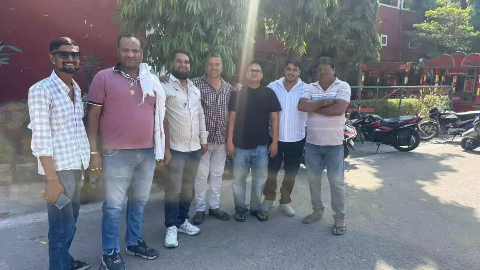तस्वीर में दिख रही सात पुरुषों की टोली एक सड़क पर साथ खड़ी होकर कैमरे की तरफ देख रही है। तस्वीर में दिख रही सात पुरुषों की टोली एक सड़क पर साथ खड़ी होकर कैमरे की तरफ देख रही है।