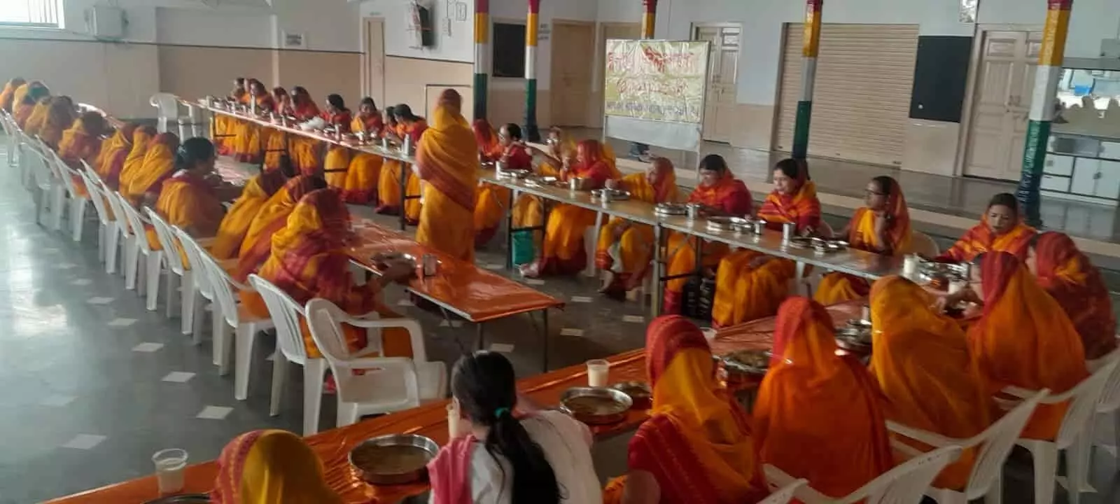 तस्वीर में महिला श्रद्धालु हॉल में बैठकर सामूहिक निवी तप अनुष्ठान में भाग लेती दिख रही हैं। तस्वीर में महिला श्रद्धालु हॉल में बैठकर सामूहिक निवी तप अनुष्ठान में भाग लेती दिख रही हैं।