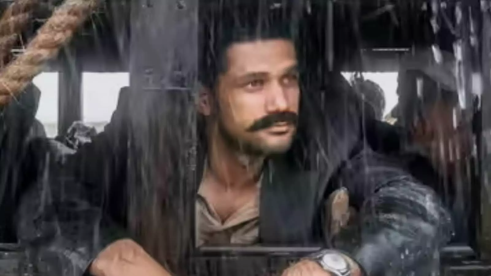 घनी मूंछों वाले अभिनेता सोहम शाह बारिश में भीगे हुए किसी जगह से बाहर की तरफ देख रहे हैं। घनी मूंछों वाले अभिनेता सोहम शाह बारिश में भीगे हुए किसी जगह से बाहर की तरफ देख रहे हैं।