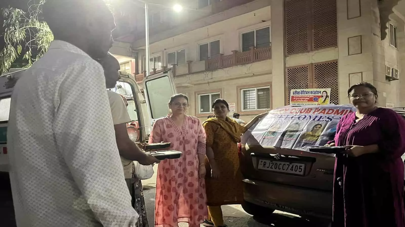 एमबीएस अस्पताल परिसर में रोटेरियन जरूरतमंदों को भोजन पैकेट वितरित करते दिख रहे हैं। एमबीएस अस्पताल परिसर में रोटेरियन जरूरतमंदों को भोजन पैकेट वितरित करते दिख रहे हैं।