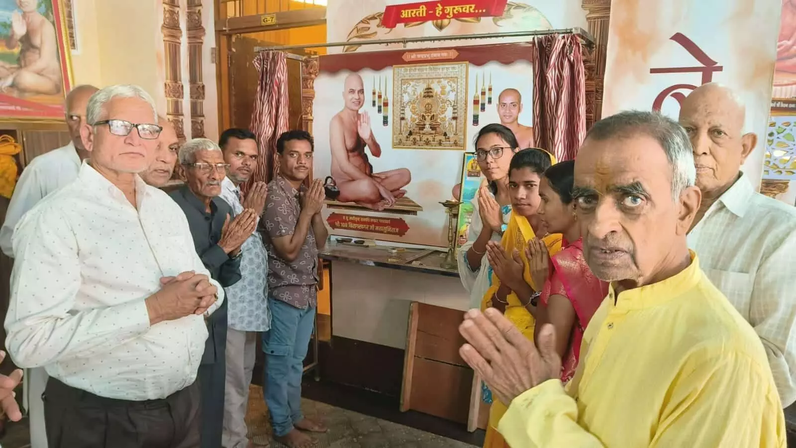 धर्मसभा में मुनि विवर्धनसागर जी महाराज श्रद्धालुओं को प्रवचन देते दिखाई दे रहे हैं। धर्मसभा में मुनि विवर्धनसागर जी महाराज श्रद्धालुओं को प्रवचन देते दिखाई दे रहे हैं।