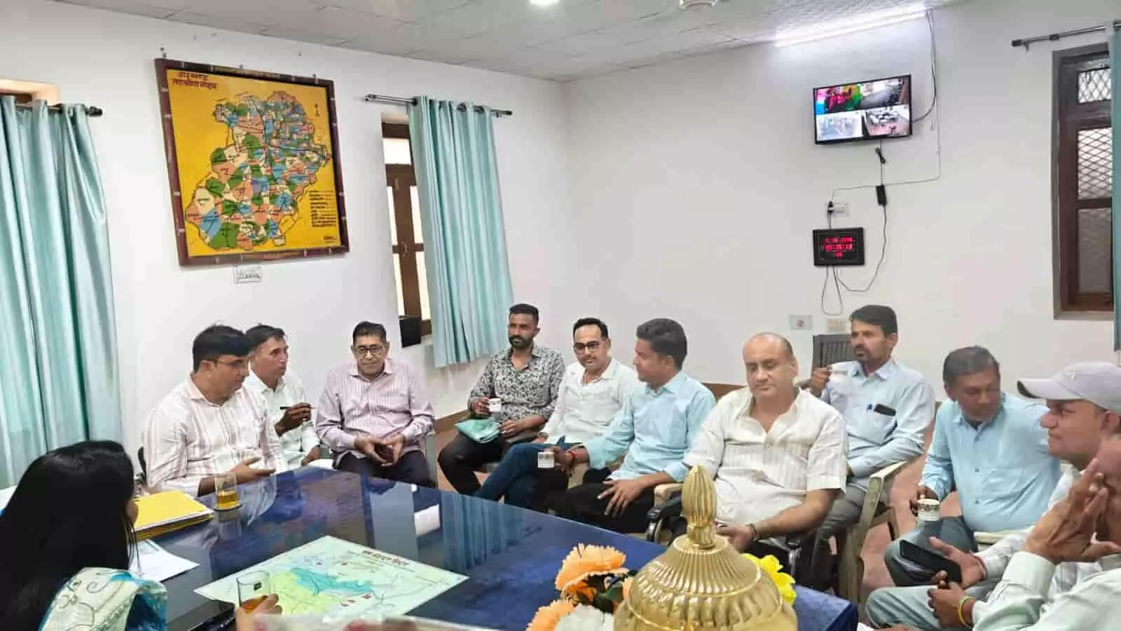 तस्वीर में नोहर के एक प्रशासनिक कक्ष में बैठकर चुनावी चर्चा करते अधिकारी और विभिन्न व्यक्ति। तस्वीर में नोहर के एक प्रशासनिक कक्ष में बैठकर चुनावी चर्चा करते अधिकारी और विभिन्न व्यक्ति।
