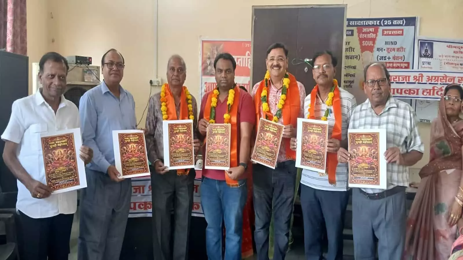 कोटा में पदाधिकारी चुनरी महोत्सव के पोस्टर का विमोचन करते दिखाई दे रहे हैं। कोटा में पदाधिकारी चुनरी महोत्सव के पोस्टर का विमोचन करते दिखाई दे रहे हैं।