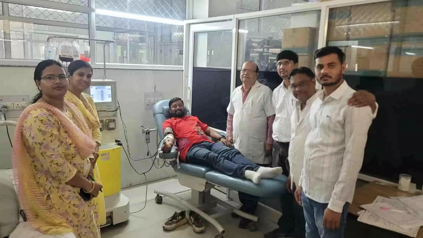 तस्वीर में बेड पर लेटे अर्पित बाहेती के साथ चिकित्सा अधिकारी और स्टाफ खड़े हैं। तस्वीर में बेड पर लेटे अर्पित बाहेती के साथ चिकित्सा अधिकारी और स्टाफ खड़े हैं।