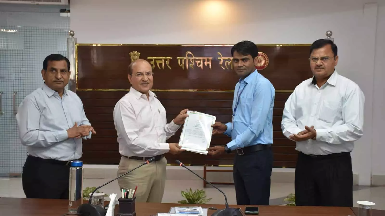 उत्तर पश्चिम रेलवे मुख्यालय में आयोजित संरक्षा एवं कार्य समीक्षा बैठक में चर्चा करते अधिकारीगण। उत्तर पश्चिम रेलवे मुख्यालय में आयोजित संरक्षा एवं कार्य समीक्षा बैठक में चर्चा करते अधिकारीगण।
