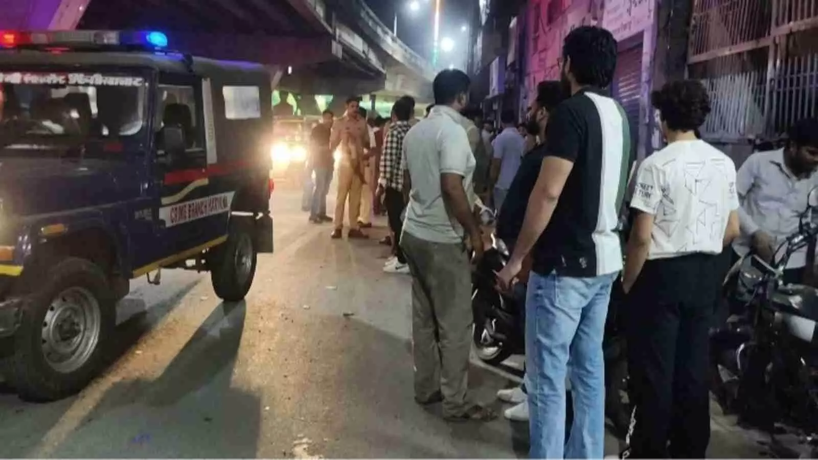 फिरोजाबाद के कोटला चुंगी में सरेराह गोलीबारी: पत्नी और कथित प्रेमी को साथ देख पति ने दागीं गोलियां, आरोपी गिरफ्तार फिरोजाबाद के कोटला चुंगी में सरेराह गोलीबारी: पत्नी और कथित प्रेमी को साथ देख पति ने दागीं गोलियां, आरोपी गिरफ्तार
