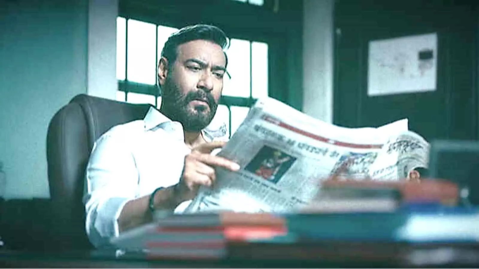 कुर्सी पर बैठकर समाचार पत्र पढ़ते हुए अभिनेता अजय देवगन दृश्यम 3 के दृश्य में। कुर्सी पर बैठकर समाचार पत्र पढ़ते हुए अभिनेता अजय देवगन दृश्यम 3 के दृश्य में।