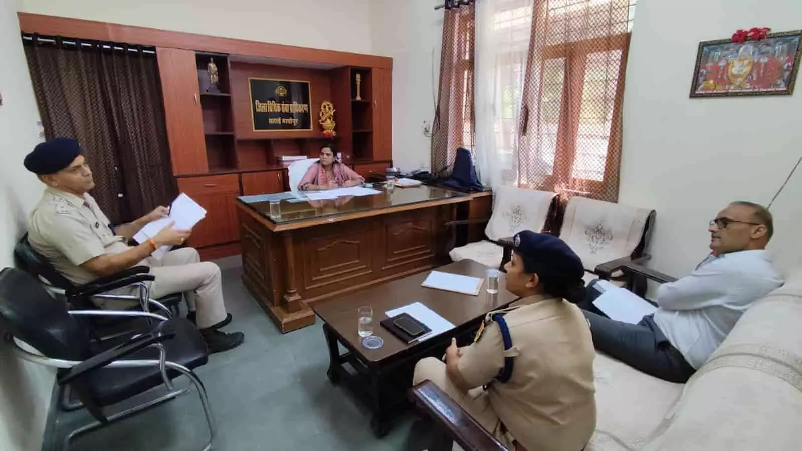 एडीआर सेंटर में आयोजित जिला स्तरीय समिति की बैठक को संबोधित करतीं जिला विधिक सेवा प्राधिकरण सचिव समीक्षा गौतम। एडीआर सेंटर में आयोजित जिला स्तरीय समिति की बैठक को संबोधित करतीं जिला विधिक सेवा प्राधिकरण सचिव समीक्षा गौतम।