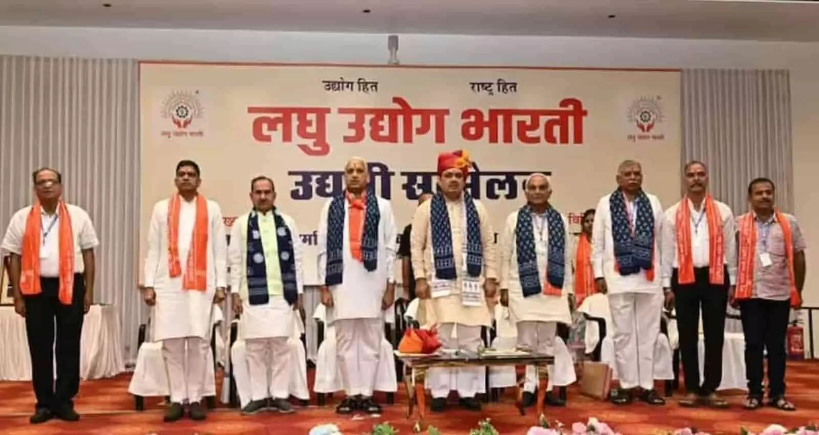 तस्वीर में मंच पर खड़े राजस्थान के मुख्यमंत्री भजन लाल शर्मा और अन्य प्रतिनिधि दाबू प्रिंट दुपट्टा पहने दिख रहे हैं। तस्वीर में मंच पर खड़े राजस्थान के मुख्यमंत्री भजन लाल शर्मा और अन्य प्रतिनिधि दाबू प्रिंट दुपट्टा पहने दिख रहे हैं।