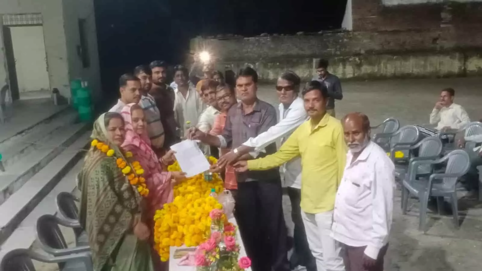 तस्वीर में बाएं से दाएं उपस्थित प्रतिनिधि बेगूं पालिकाध्यक्ष गरिमा शर्मा को ज्ञापन सौंपते दिख रहे हैं। तस्वीर में बाएं से दाएं उपस्थित प्रतिनिधि बेगूं पालिकाध्यक्ष गरिमा शर्मा को ज्ञापन सौंपते दिख रहे हैं।