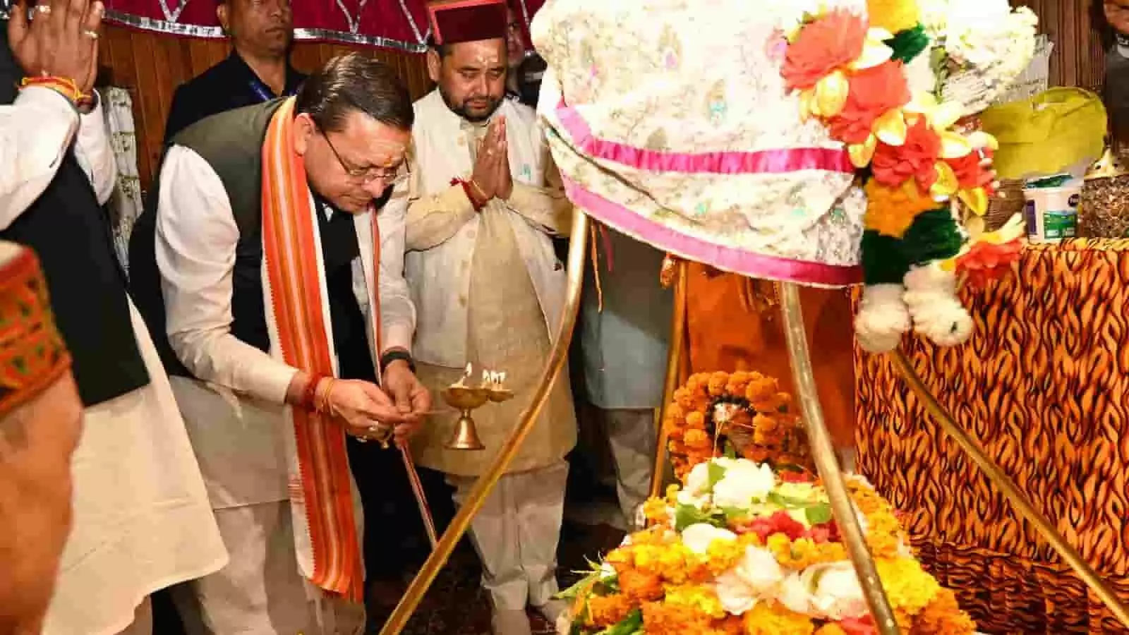 तस्वीर में मुख्यमंत्री पुष्कर सिंह धामी मंदिर में दीपक जलाकर और हाथ जोड़कर पूजा करते दिख रहे हैं। तस्वीर में मुख्यमंत्री पुष्कर सिंह धामी मंदिर में दीपक जलाकर और हाथ जोड़कर पूजा करते दिख रहे हैं।