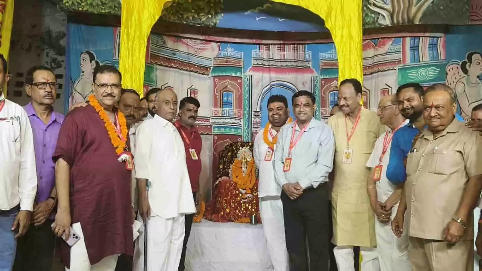 तस्वीर में दिख रही रामलीला मंच की पृष्ठभूमि के सामने अतिथियों का समूह खड़ा है। तस्वीर में दिख रही रामलीला मंच की पृष्ठभूमि के सामने अतिथियों का समूह खड़ा है।